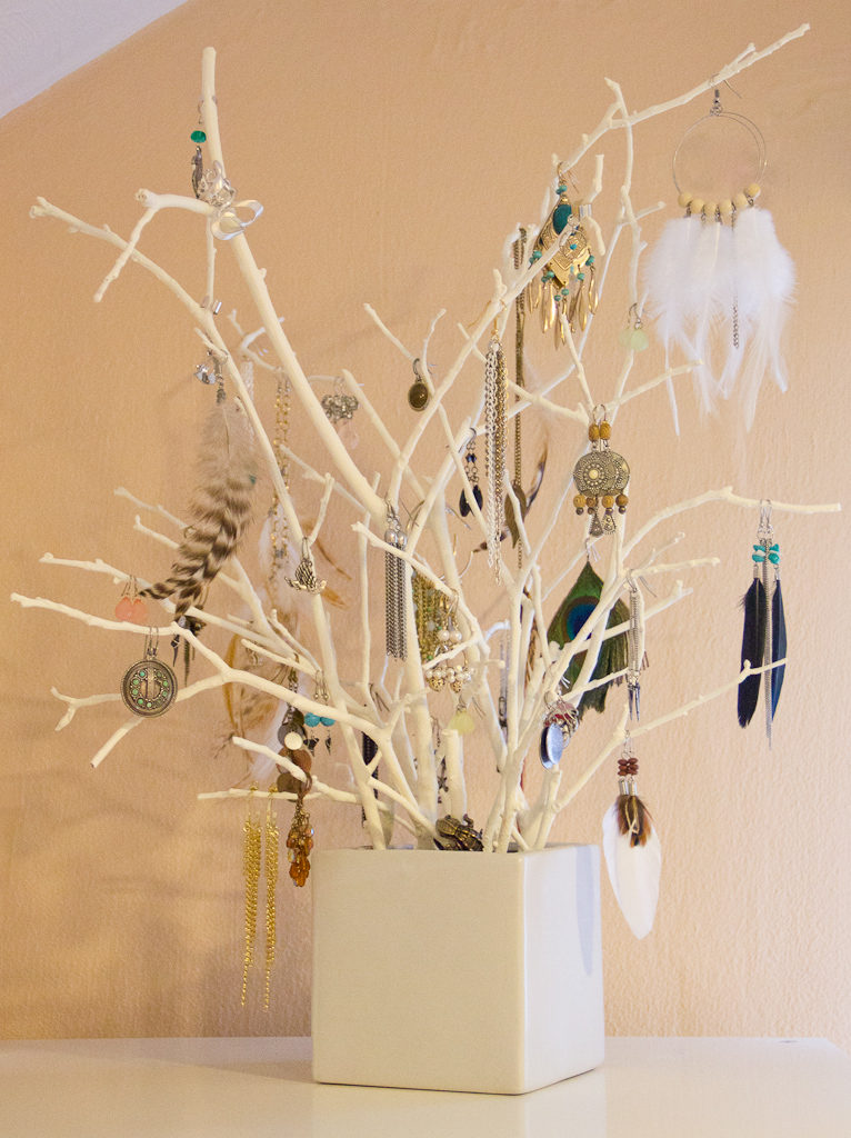 6-6-Unique-Diy-Jewelry-Displays